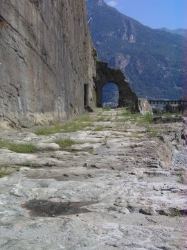 Camminando sulla Strada delle Gallie a Donnas (29332 bytes)